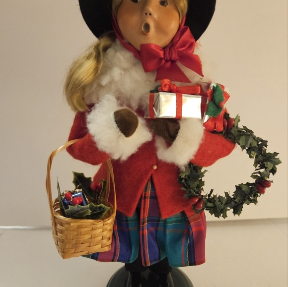 BYERS CHOICE GIRL CAROLER 2003 VICTORIA  25TH ANNIVERSARY  Wreath Present Basket - Picture 6 of 10